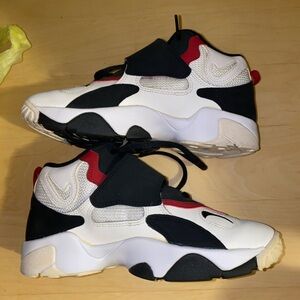 Kids Nike basketball shoes, size 3.